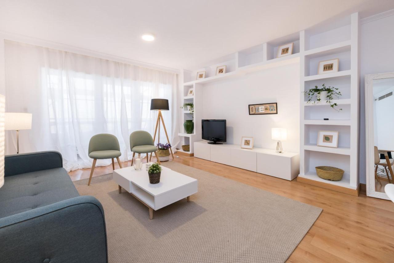 Apartamentos Paseo De La Farola Málaga Exteriör bild