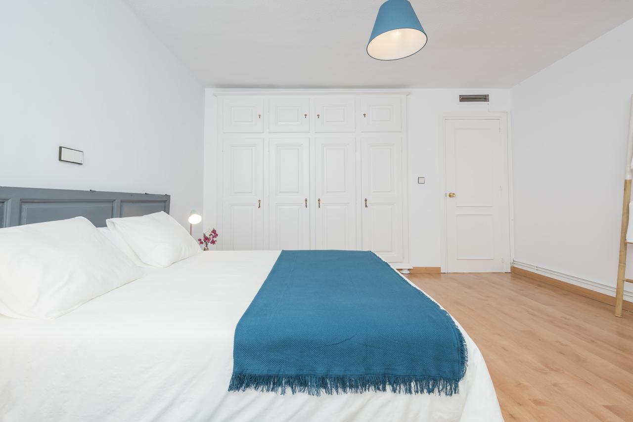Apartamentos Paseo De La Farola Málaga Exteriör bild