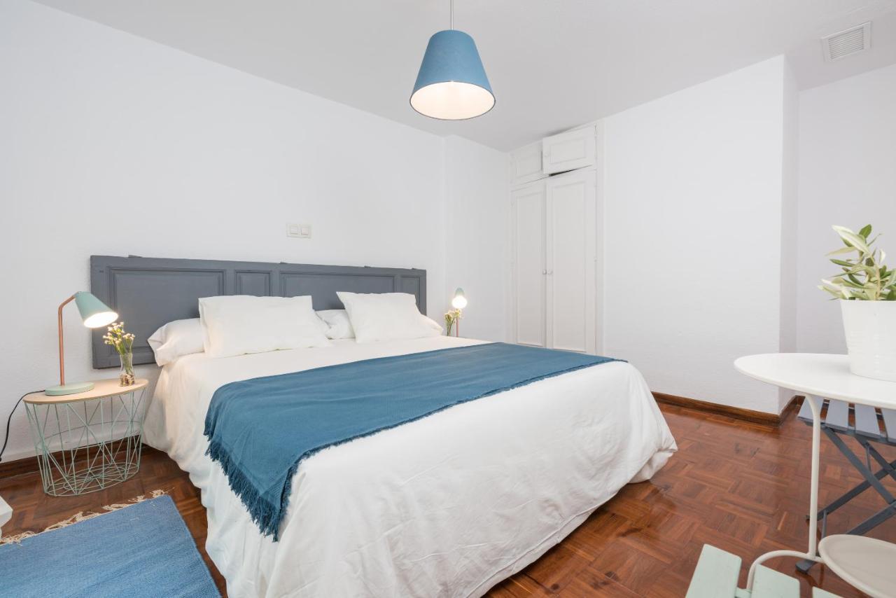Apartamentos Paseo De La Farola Málaga Exteriör bild