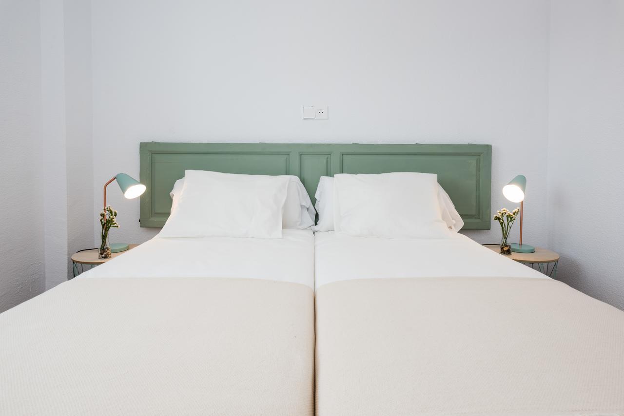 Apartamentos Paseo De La Farola Málaga Exteriör bild
