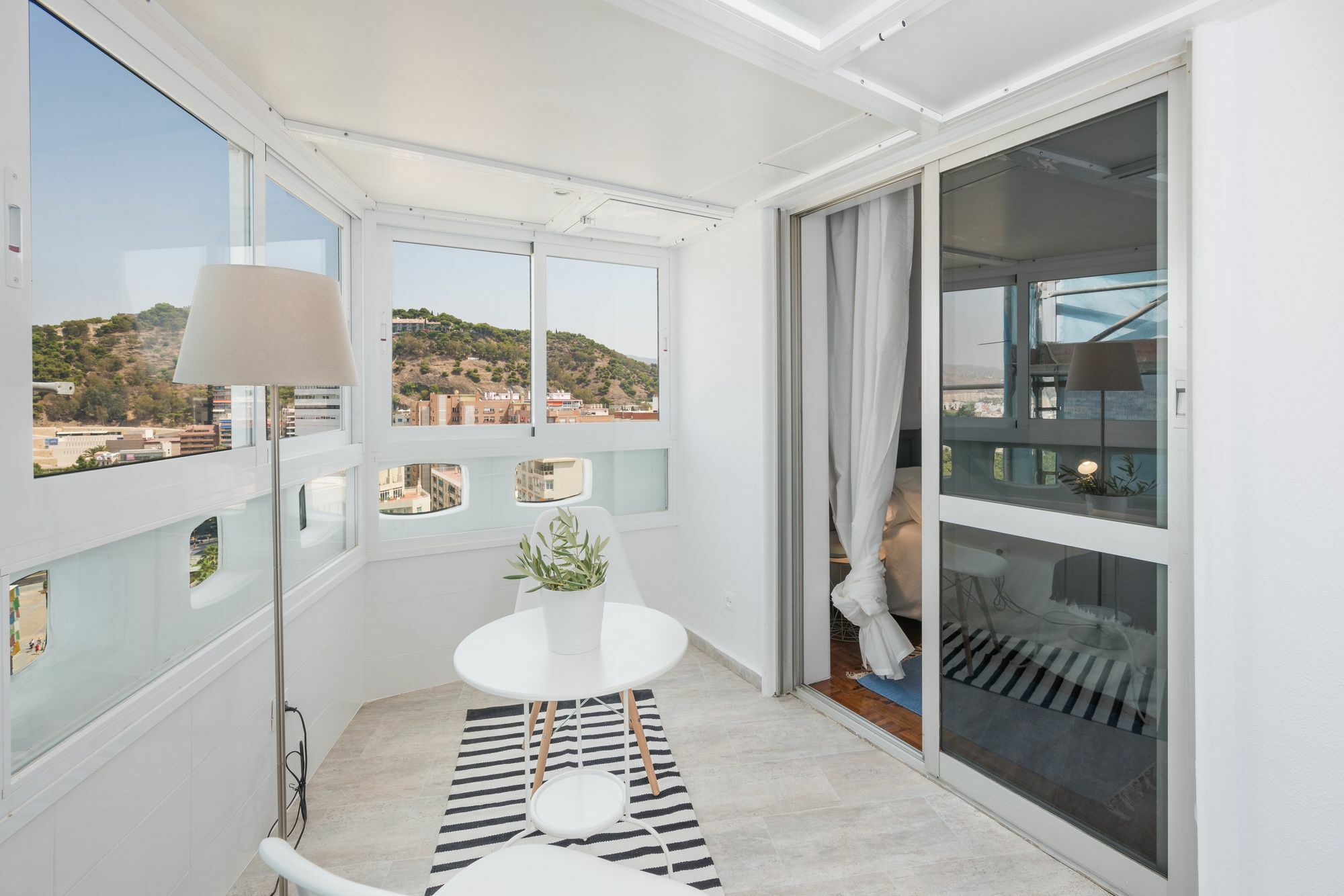 Apartamentos Paseo De La Farola Málaga Exteriör bild